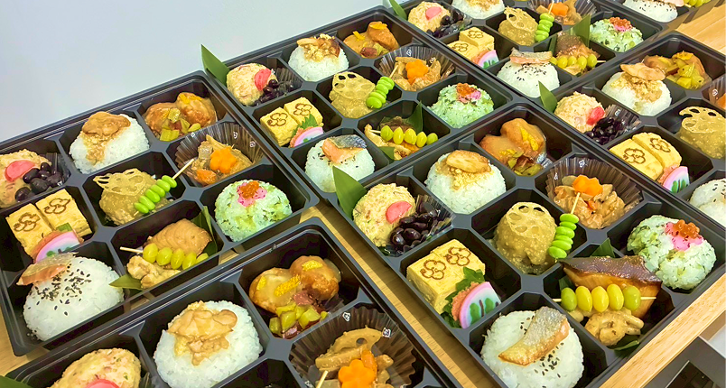 仕出し特注弁当が並んでいる写真